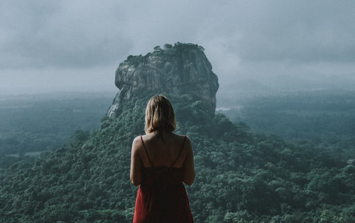 Montagne au Sri Lanka et femme regardant le paysage