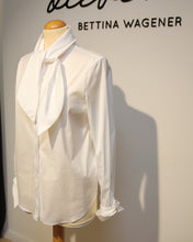 Laden Sie das Bild in den Galerie-Viewer, Riani Damen Bluse mit Schleifenkragen in weiß
