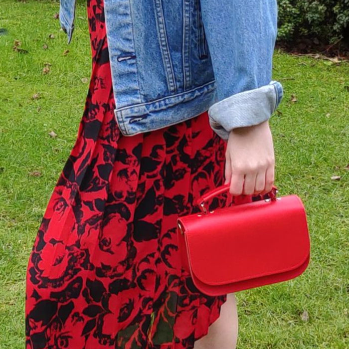 How to wear cherry red bags