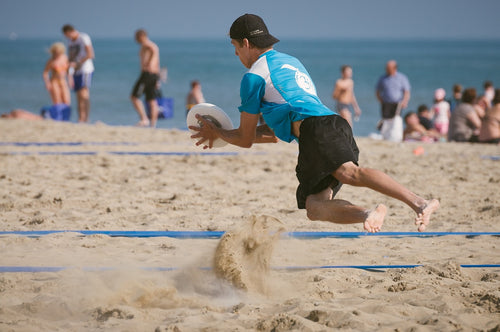 teenager outdoor games ultimate frisbee