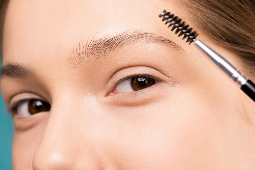 Women Shaping Eyebrow