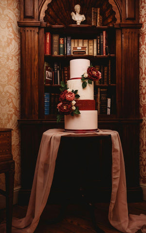 Wedding cake with sugar flowers in a library - Autumn wedding ideas with a Bridgerton theme