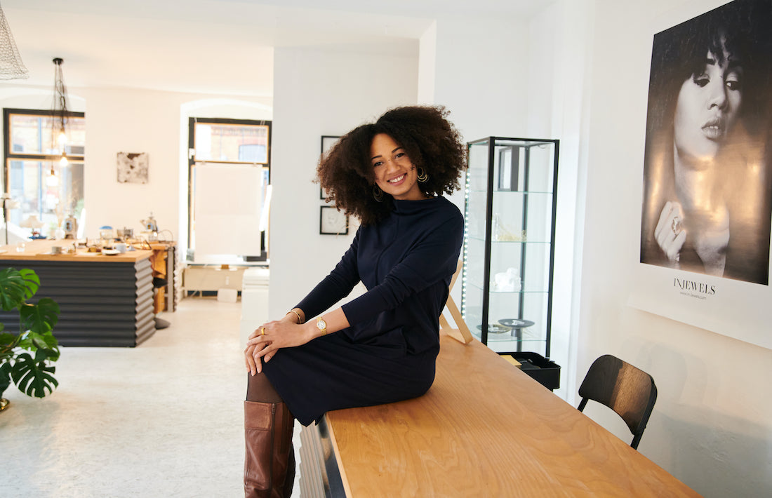 Gründerin Stella Gyamfi-Poku in der InJewels Galerie in Berlin-Mitte