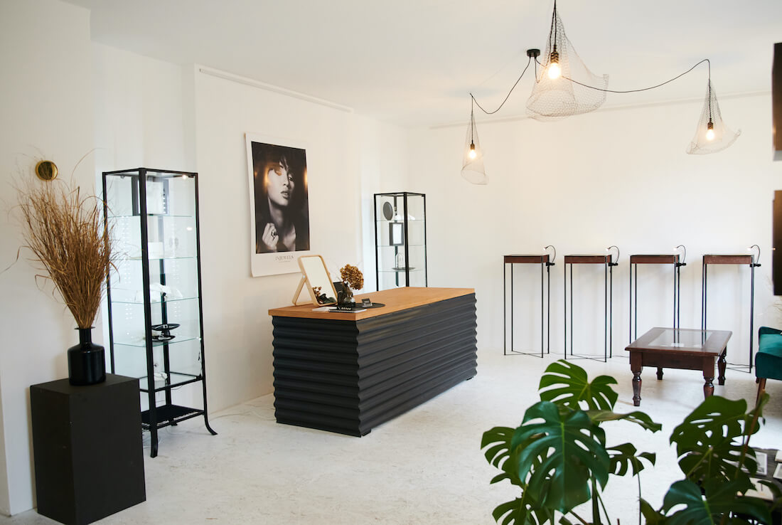 Der helle Showroom für Schmuck von InJewels in Berlin, mit Tischen, Glasvitrinen, Deko und Pflanzen