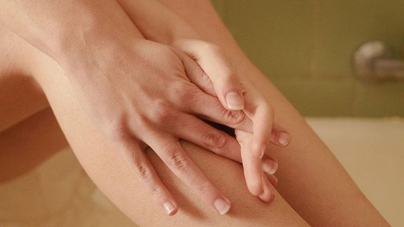 Vaginisme - Comment savoir si on fait du vaginisme ? Femme qui touche l'une de ses jambes avec ses mains