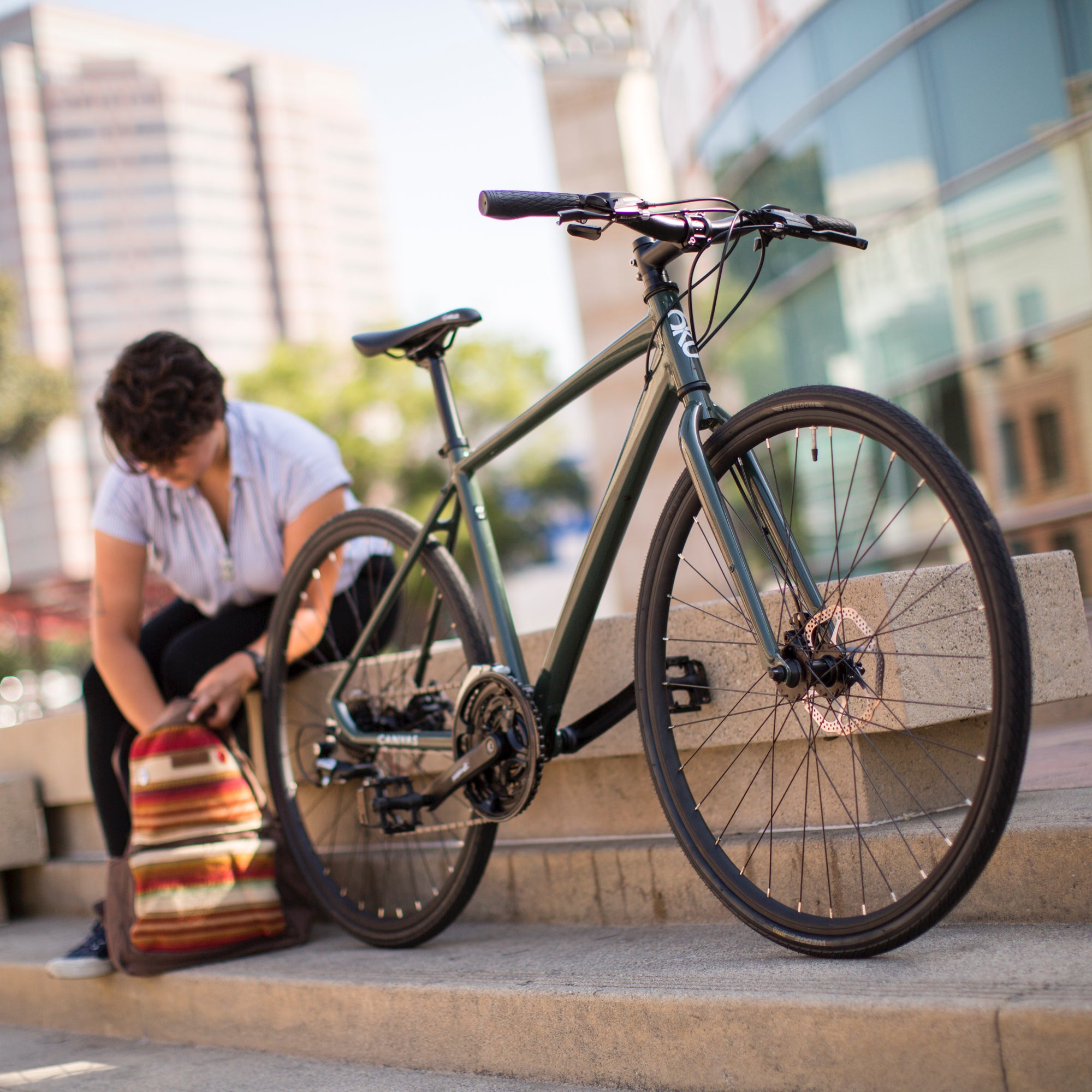 carrera axle mens hybrid bike