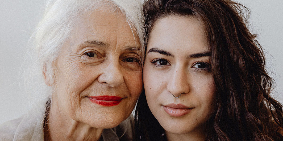 eine junge und eine ältere Frau, Gesicht an Gesicht