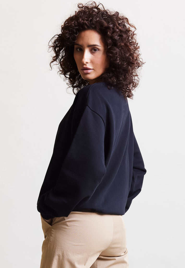 ["Black", "Oversize", " Model trägt oversize Sweatshirt Black Seitenansicht No.2"]