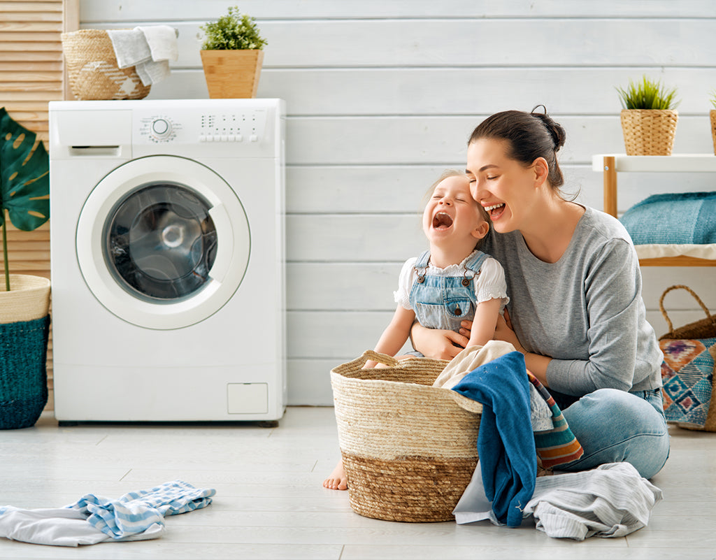 Mom washing child's clothes to prevent contact dermatitis