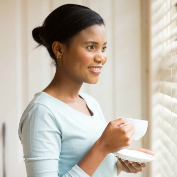 mother enjoying coffee on her breastfeeding diet