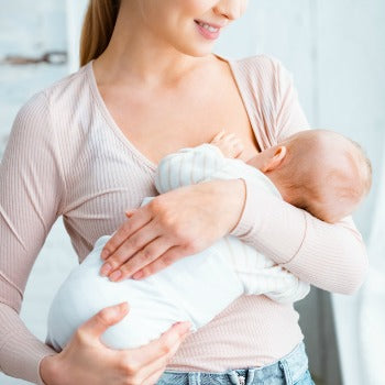 mother feeding baby while on a healthy breastfeeding diet