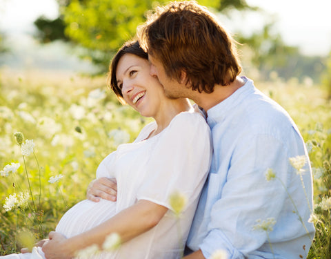 pregnant couple cuddling 