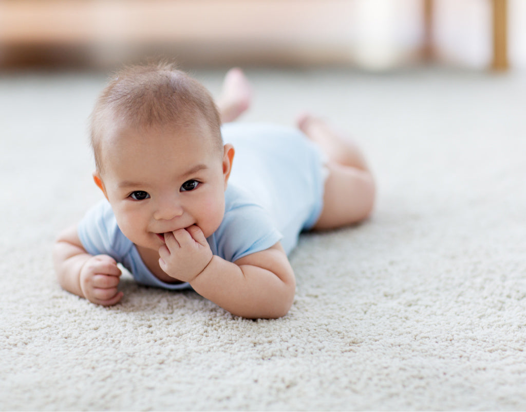 teething baby sucking on fingers