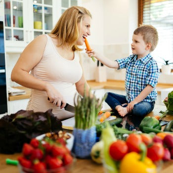 Mom knowing  what to eat when pregnant