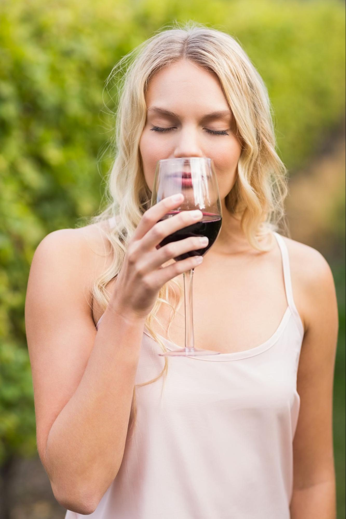 how to properly sniff your wine