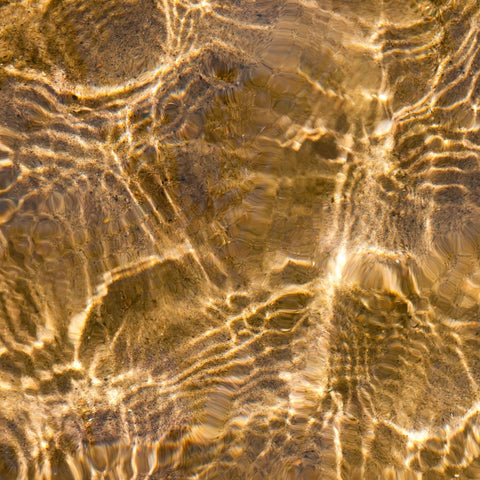 reflet d'eau transparente et sable pour illustrer le besoin d'hydratation