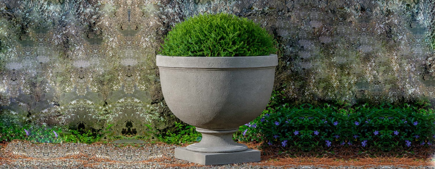 Huntington Urn, Extra Small filled with plants in action