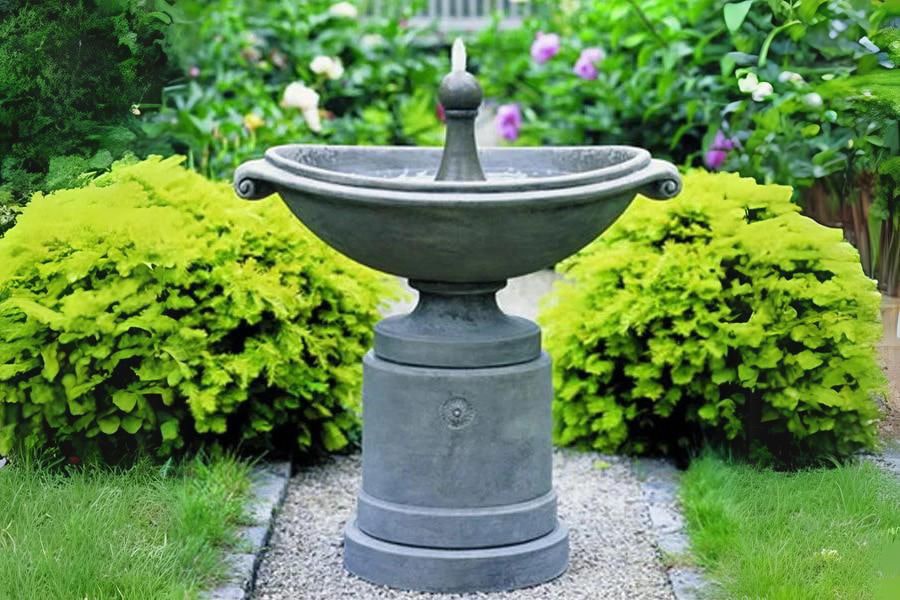 Medici Ellipse Fountain on gravel in action