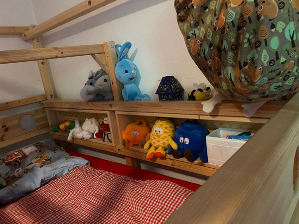 hochbett für kinder mit regalen von tau