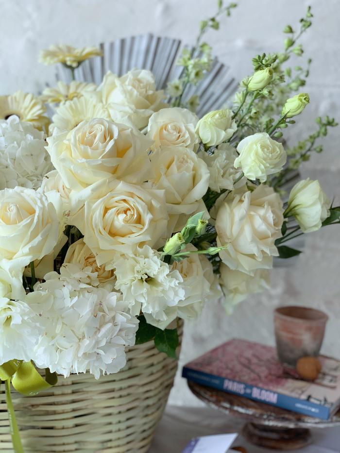 Mara, arreglo floral en canasta en tonos blancos. – La Violetera Saltillo