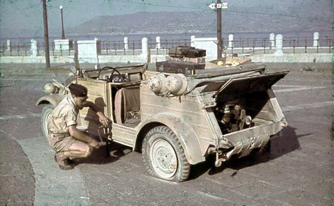 ทหารอังกฤษขณะที่กำลังตรวจสอบรถ Type 87 ใน ซิซีลี, อิตาลี