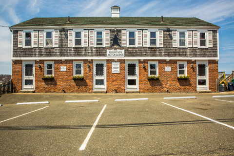 Bearskin Neck Motor Lodge