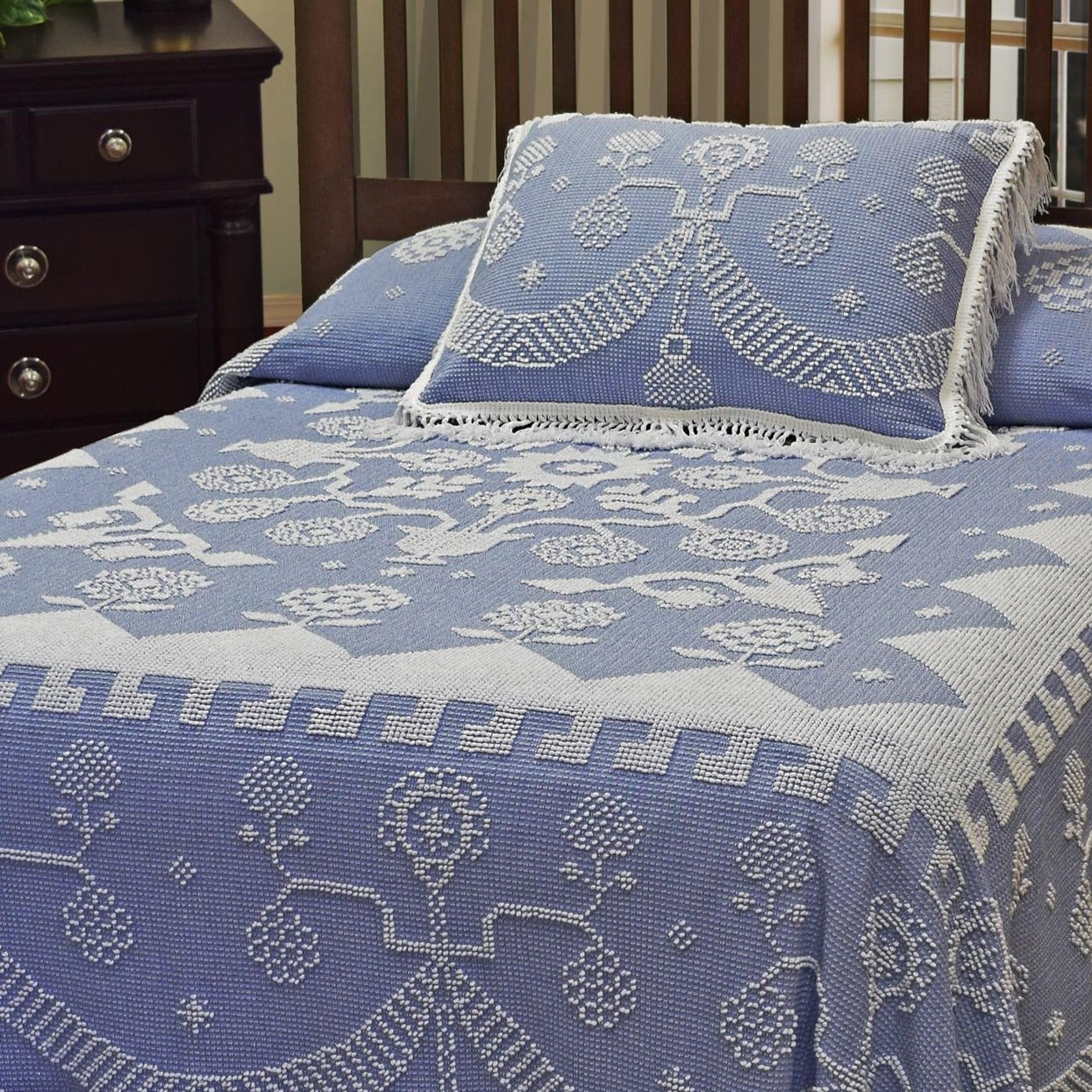 Closeout: Lightweight Martha Washington's Choice Bedspread