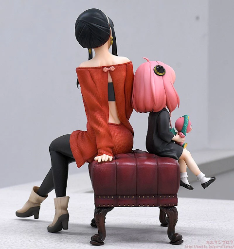 Yor and Anya Forger GSC figure back view