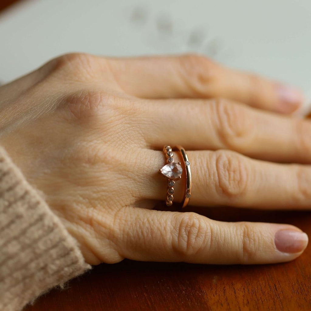 Accumulation (stacking) avec la bague de fiançailles - ANÄU Paris