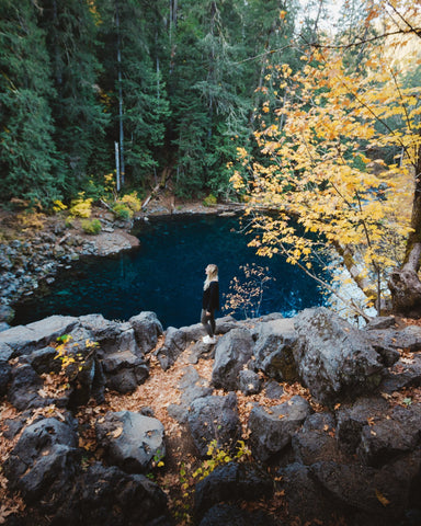 Logan Marie of @her.oregon.life hiking