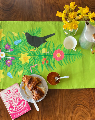 spring-table-runner-with-croissant-and-daffodils