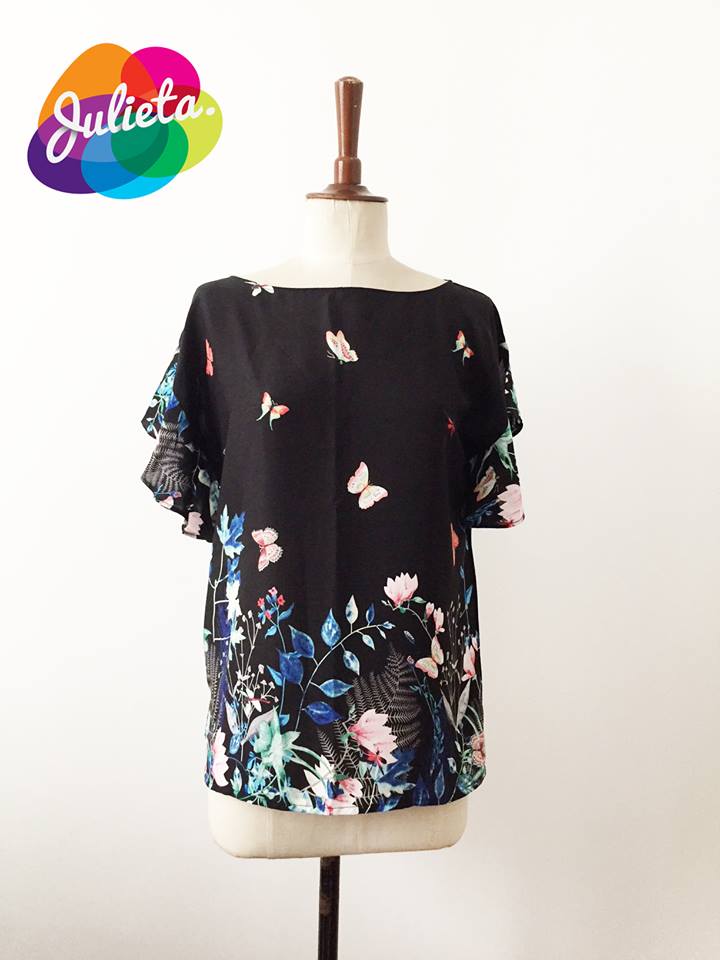 psicología programa Deseo Blusa Volantes negra con cenefa floral – Julieta Shop