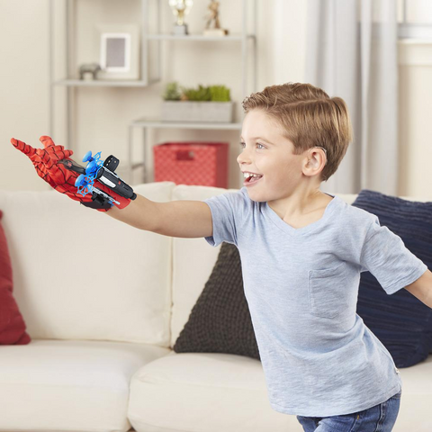 criança brincando de homem aranha com luva e lança teias