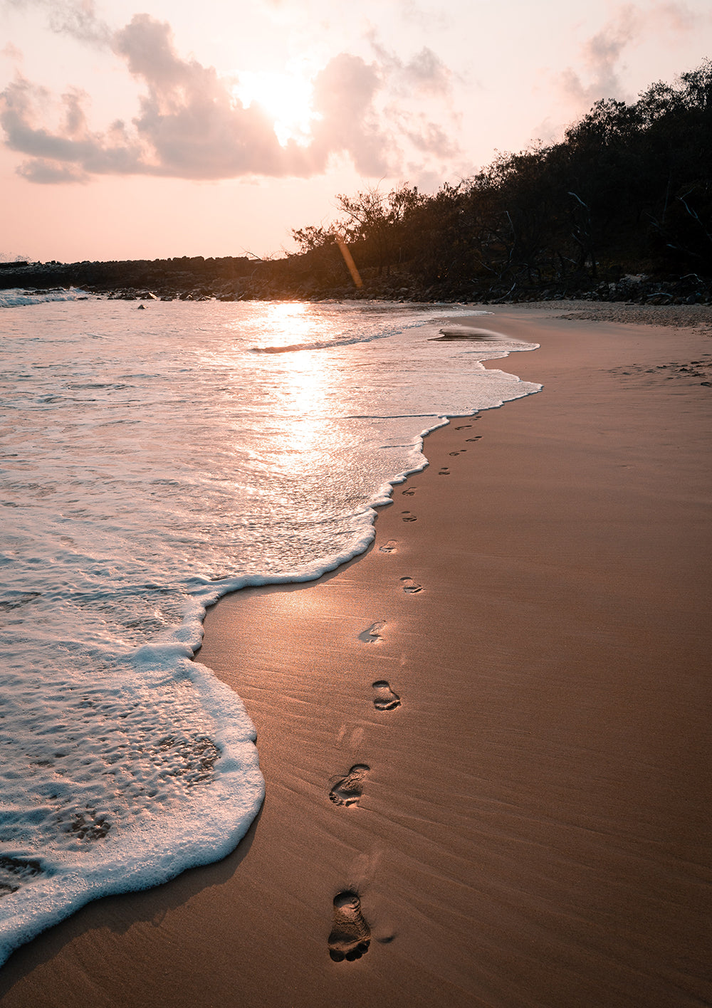 Fußspuren im Sand. Das Einzige, was wir in der Natur hinterlassen sollten. Wie du deinen ökologischen Fußabdruck möglichst gering hältst, erklärt Sause die Seifenbrause mit wichtigen Tipps. 