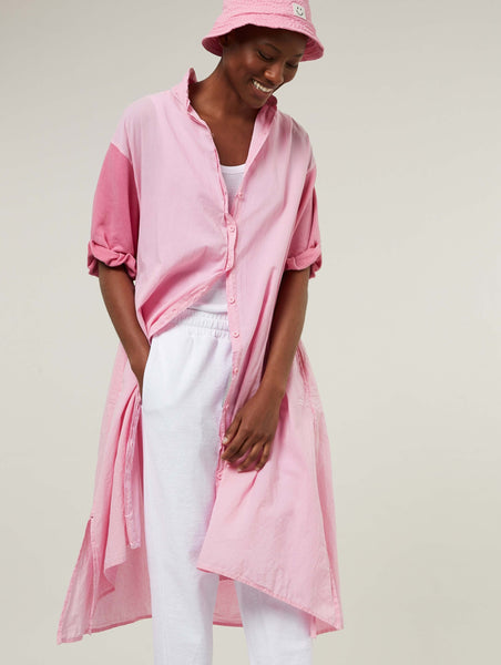 Pinkfarbenes Hemdkleid mit passendem Fischerhut und weißer Jogginghose