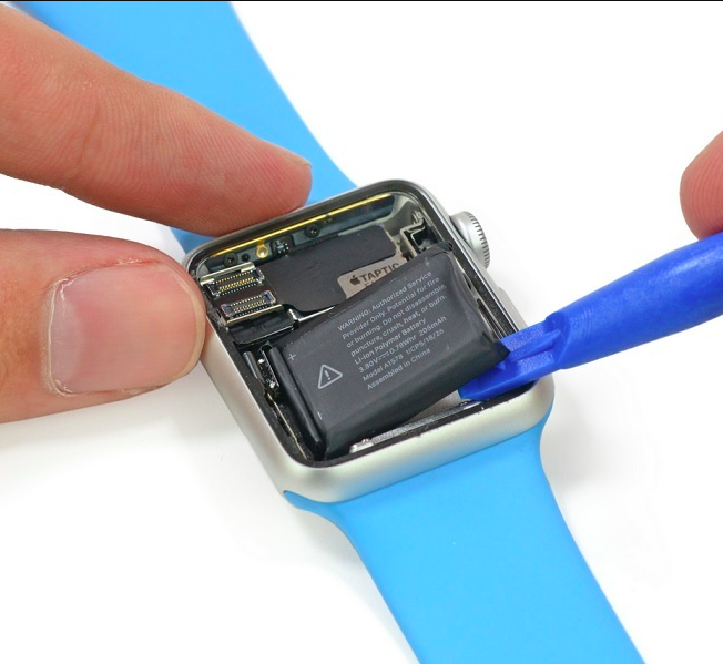 Apple watch battery. Батарейка на смарт часы. Батарейка для Apple watch. Зарядка для аккумуляторов батареек Apple. Часы ремонт.
