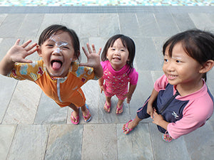 kids using sunscreen