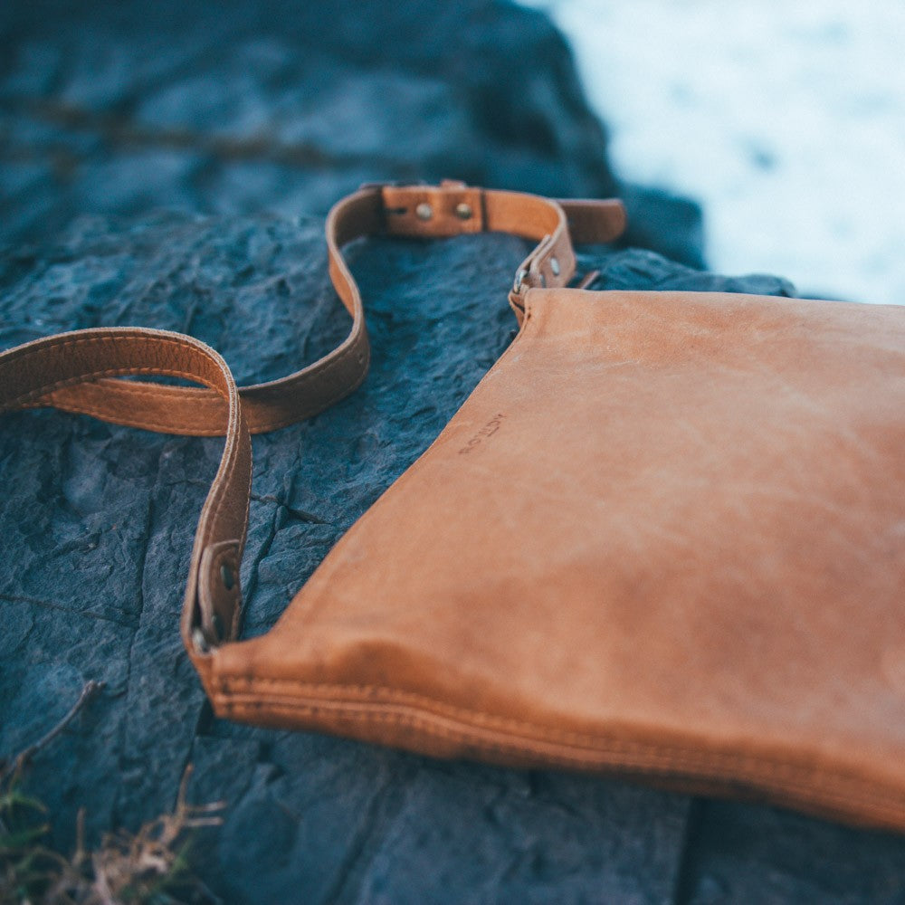 Schultertasche in Amber