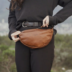 Frau mit Cedar Bauchtasche um Hüfte