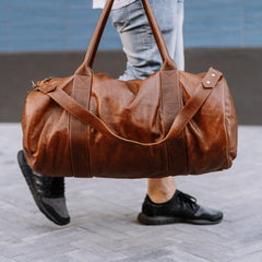 Mann mit Weekender in Hand und schwarzen Schuhe