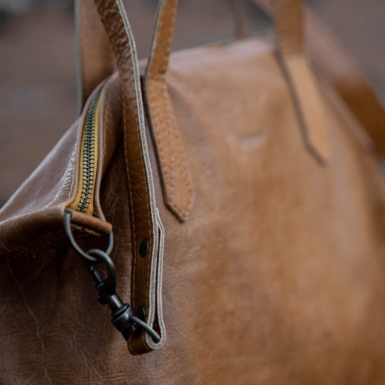 Closeup von Reissverschluss Crossbody Cedar