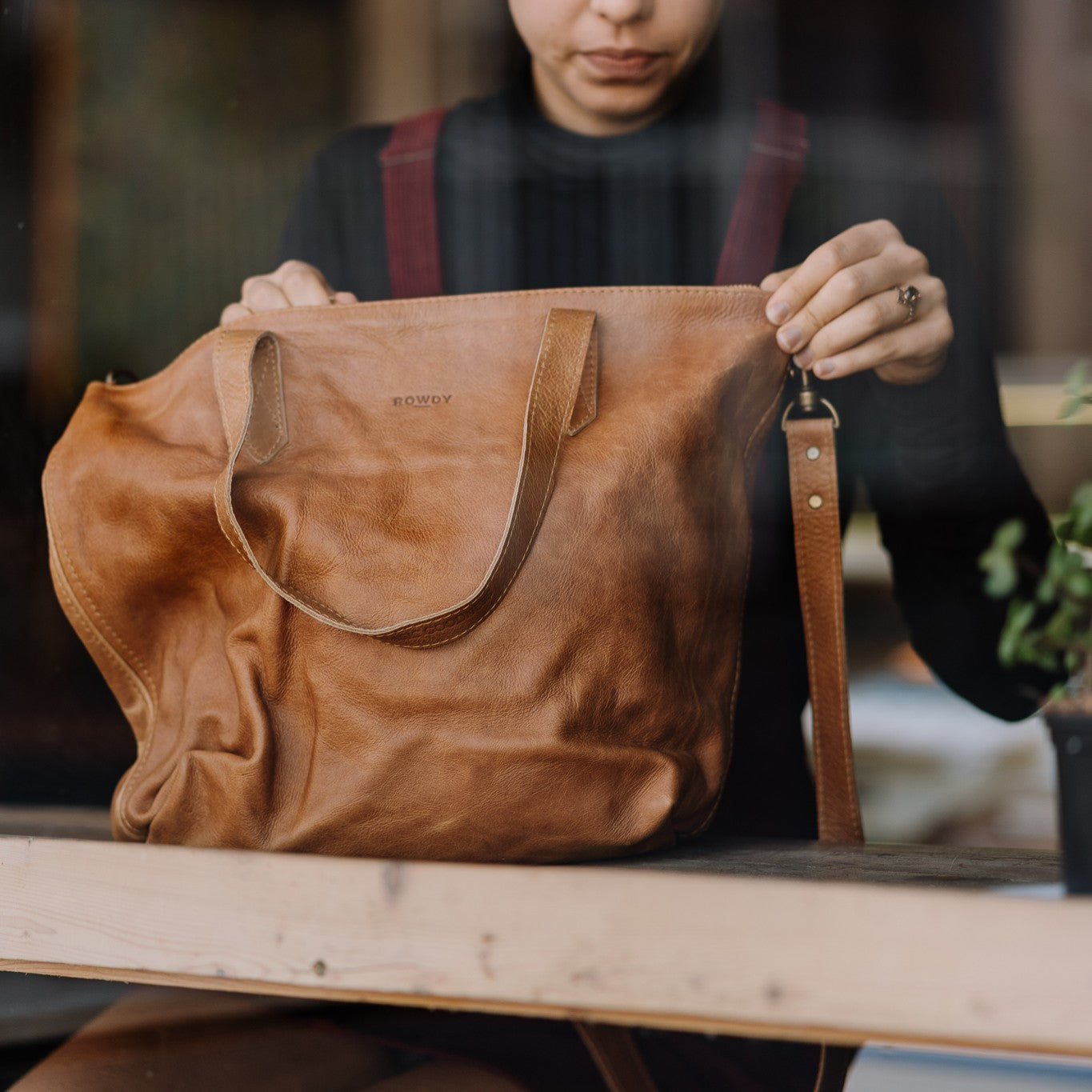 Sac à bandoulière en cèdre à travers la fenêtre