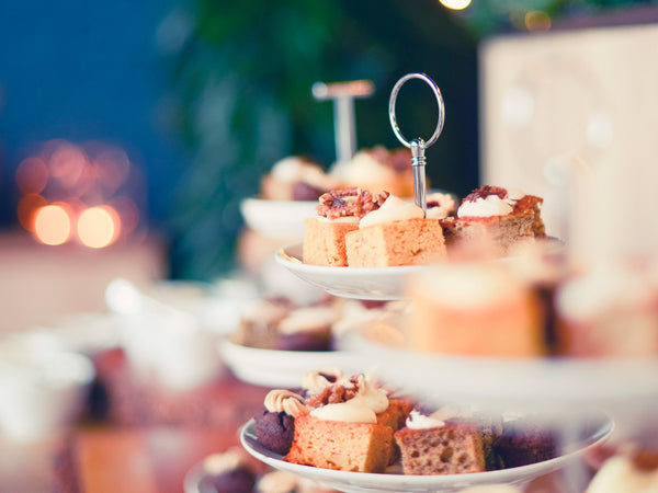 English Afternoon Tea mit Petit Fours auf einer Etagère