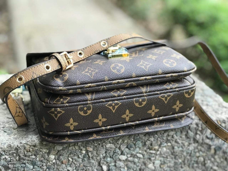 LOUIS VUITTON Vintage Pochette Accessoires | Monogram | Date Code: VI0050