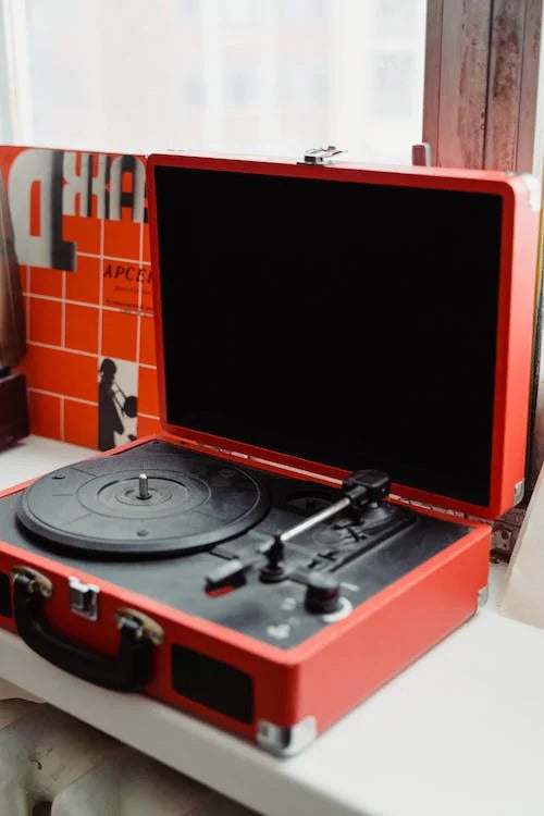 Cette platine vinyle portable culte des années 80 revient en version  connectée