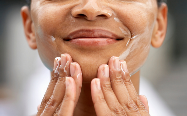 mujer aplicando crema facial