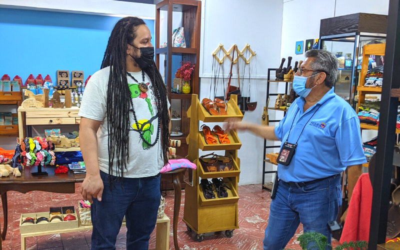 Camarografo Angel Semidey conversando con  el co-fundador de Mercado BoricuaJoaquin Rodriguez