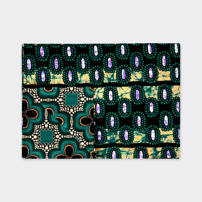 Two-tone tablecloth in african wax fabric on the side with diamonds' shapes pattern in black&green