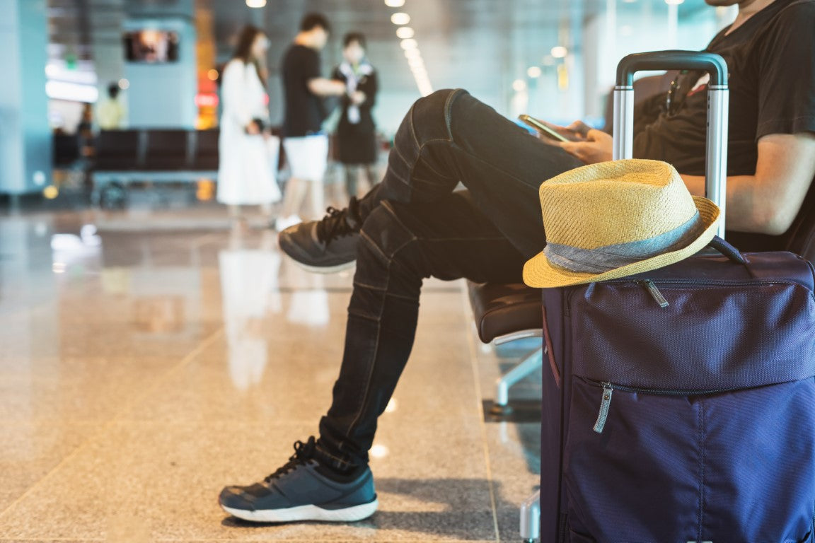 Razors can be brought as carry-on or checked luggage