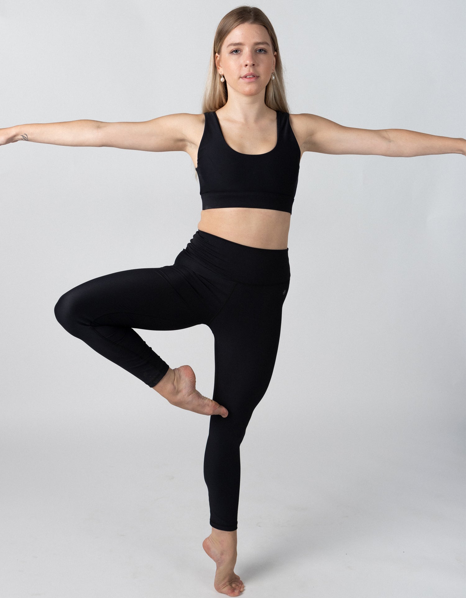 HIGH-RISE DREAMER LEGGING in black made from recycled polyester / creora power fit spandex. XS - XL